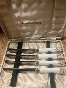 ROYAL CROWN DERBY Normandie  Bone China and Gold handle butter knifes 4 with box - Picture 1 of 8