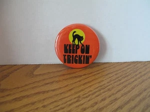Pinback Button Halloween Keep On Trickin' Black Cat Vintage 1970's - Picture 1 of 4