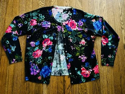 Cardigã Cathy Daniels tamanho GG? Micro pontos botões florais brilhantes pretos de strass - Imagem 1 de 4