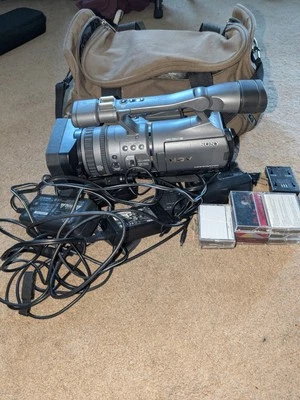 Sony Handycam HDR-FX7 HDV 1080i/MiniDV Camcorder With Bag And Tapes - Image 1 of 4