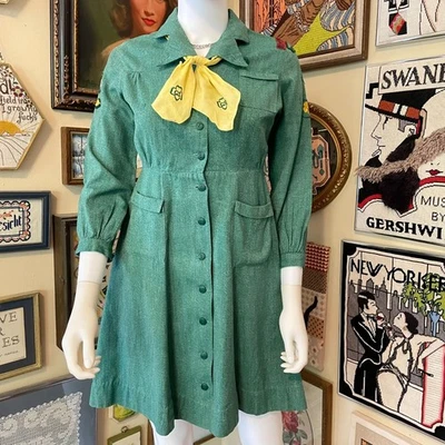 Vestido escoteiras vintage dos anos 40 com cachecol amarelo e remendos COMO ESTÁ - Imagem 1 de 4
