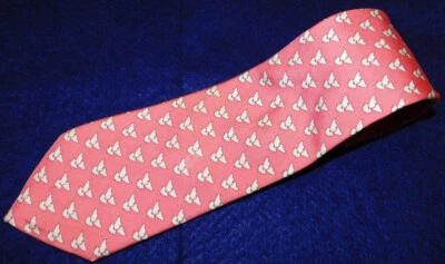 CORBATA CON MOTIVO DE FIRMA ROJO CLARO VINEYARD VINES FREEDOM INSTITUTE - CORBATAS DE DISEÑADOR. Foto 1 de 3