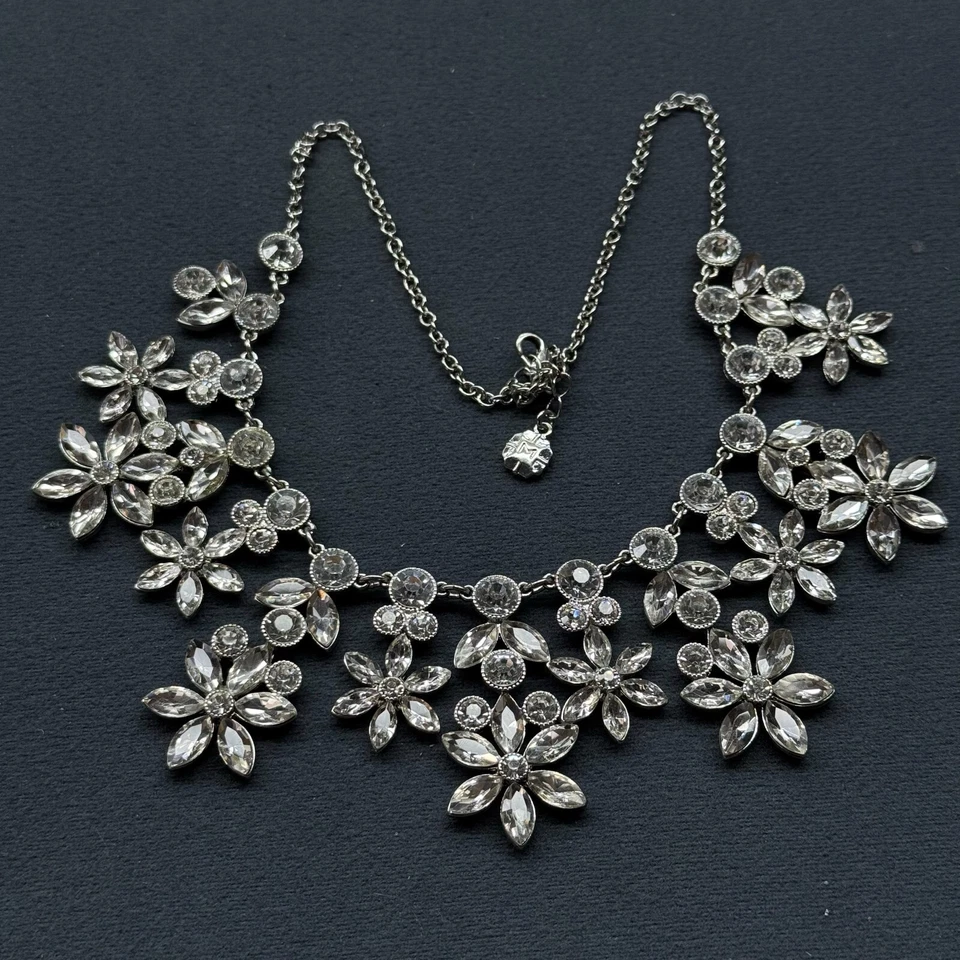 Collar de araña con racimo de cristal de diamantes de imitación Monet tono plateado Foto 1 de 1