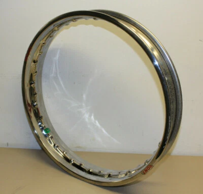 Llanta Akront WM3 18"x2.15" Etiqueta Verde Cromada Sin Taladrar Hoyuelos 40 Agujeros Nueva de Lote Antiguo Foto 1 de 4