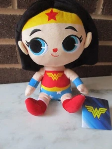 Kohl's Cares/DC Comic Wonder Woman Plüsch 9 Zoll sitzend - Bild 1 von 4