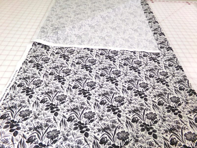 Tela de acolchado en blanco (2012) #6738. Hoja floral gris sobre blanco. 36 x 44. F25-204 Foto 1 de 4