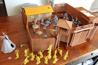 1950"s MARX FORT APACHE PLAYSET TIN CABIN-STOCKADE-FIGURES-ACCESSORIES-INSTR. - Image 1 of 4