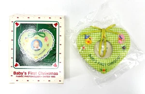 Vintage Hallmark 1986 Baby’s First Christmas Tela Portafotos Corazón Adorno - Imagen 1 de 7