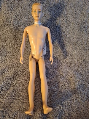 Muñeca Ken 1960 pelo rubio flocado. Flocado está mayormente desgastado, ver fotos. Foto 1 de 4