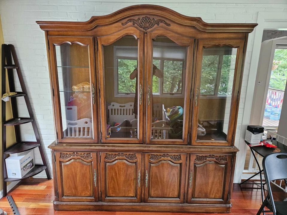 Gabinete de China antiguo White Furniture Company Breakfront Curio Foto 1 de 4