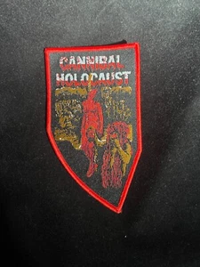 Coltello Cannibale Olocausto Toppa Tessuto Classico Anni 80 Film Horror Bordo Rosso - Foto 1 di 2
