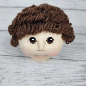 Cabeza de muñeca de colección 1984 CABBAGE PATCH MN Thomas piezas original marrón hilo rizado pelo - Imagen 1 de 8