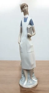 Figurina Infermiera Lladro 1971 Vintage #4603 Made in Spain Alta 14,5" Salvador Furio - Foto 1 di 7