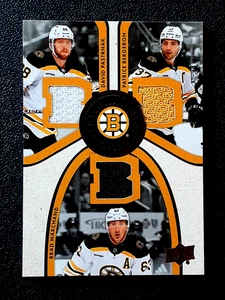 BERGERON / PASTRNAK MARCHAND 2023-24 BOSTON MARRON CENTENAIRE TISSU TRIPLE 22727 - Photo 1 sur 2