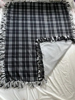 Nueva manta polar hecha a mano, cuadros blancos y negros con espalda gris. 61”x48 1/2” Foto 1 de 2