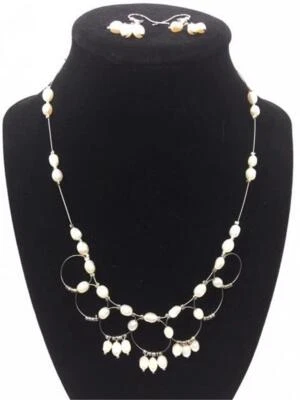 Collar y pendientes Coldwater Creek con lazo de perlas - Ex. Estado Nuevo sin Etiquetas Foto 1 de 4