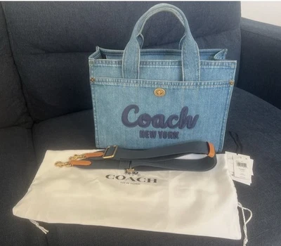 Bolso de Mano Coach Cargo Mediano Denim Auténtico con Correa y Bolsa para el Polvo Usado en Excelente Condición Foto 1 de 4