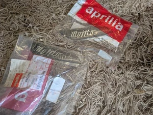 x1 Original Aprilia Mojito Heckverkleidung Karosserie Abzeichen Aufkleber Neu aus altem Lagerbestand #G4 - Bild 1 von 5