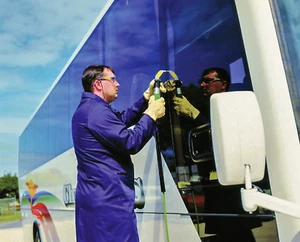 Equalizer® BTB™ Air-Powered Auto Glass Windshield Cut Out Removal Tool Equalizer - Picture 1 of 6