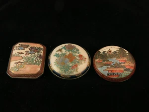Tres paneles broches antiguos Meji Satsuma pintados a mano alrededor de 1900 - Imagen 1 de 18