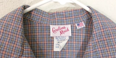 Camisa social vintage Carolina Maid tamanho 12 xadrez azul e rosa L/S com cinto botão frontal - Imagem 1 de 4