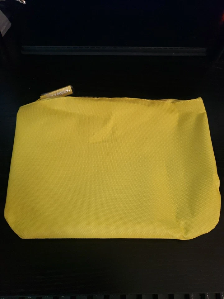 TonyMoly ~ Bolsa de Maquillaje Amarilla ~ Macy's Beauty Box Julio 2025 Foto 1 de 3