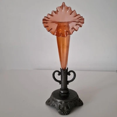 Jarrón antiguo victoriano satinado arándano y flauta de vidrio opalino Foto 1 de 4