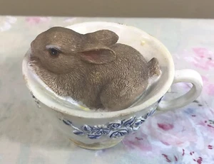 Vintage Stil Harz Hase in einer blau & weißen Teetasse Ostern Frühling Deko - Bild 1 von 7