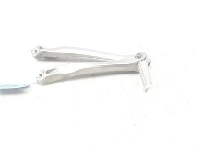 04-06 Yamaha YZF R1 Right Passenger Foot Peg W/Mount Bracket - Image 1 of 4