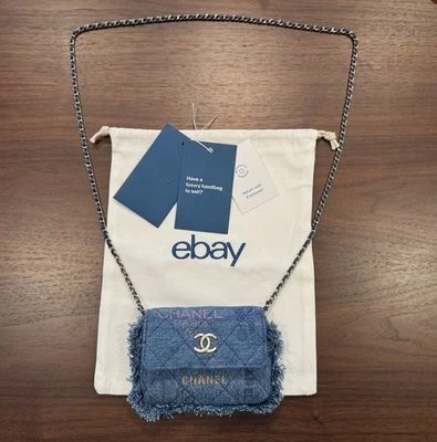 Chanel Denim Mood Flap Clutch com Corrente Logotipo Impresso Acolchoado Franja Denim - Imagem 1 de 4