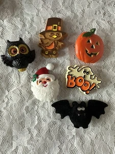 Lotto Vintage Anni 80 Punzone Spille Natale Ringraziamento Natale Halloween Babbo Natale Pipistrello - Foto 1 di 10