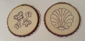 Arte de pared vintage hecho a mano redondo púrpura conchas mariposa bordado aro enmarcado - Imagen 1 de 5