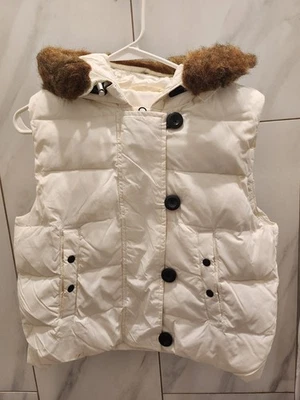 Chaleco corto acolchado Gap, para mujer, cremallera blanca mediana, desprende capucha, ribete de piel sintética  Foto 1 de 4