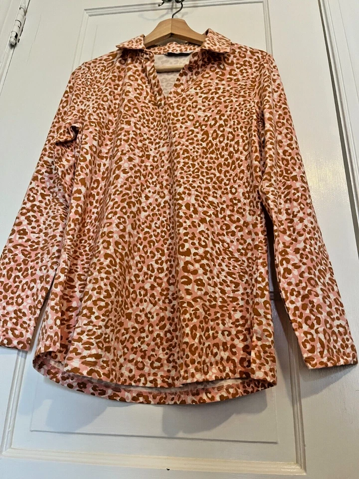 Isaac Mizrahi Live! Camisa lisa cuello dividido rosa XS estampado de leopardo Foto 1 de 4