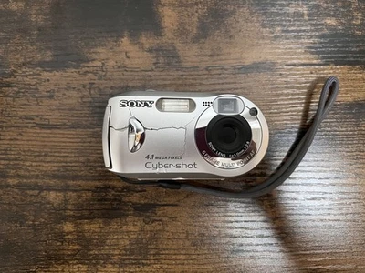 Sony Cyber-shot DSC-P41 Compact Digital Still Camera Silver Vintage Parts Only - Image 1 of 4