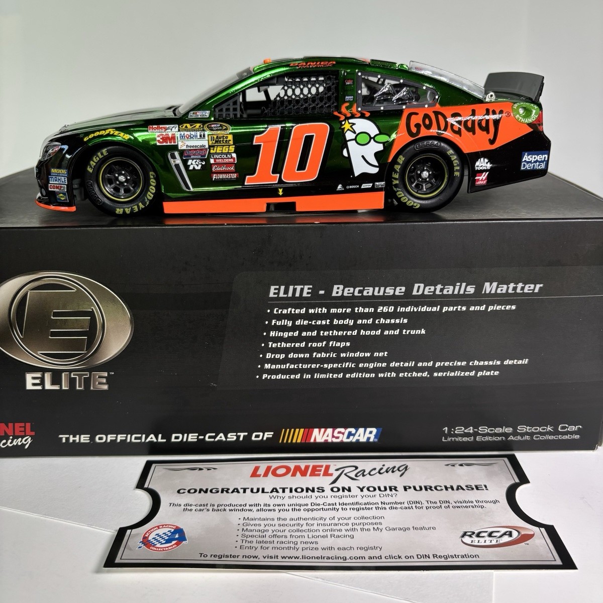 Danica Patrick NASCAR GoDaddy ミニカー 2015年 DANICA PATRICK 2015 GODADDY PAINT THE TRACK PINK 1/24 ACTION