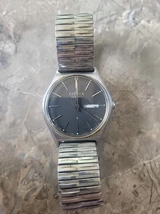 Vintage Citizen CQ Uhr Herren silberfarben Tag Datum Stretch braucht neue Batterie  - Bild 1 von 3