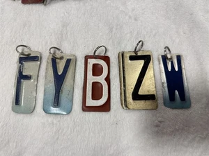 #1 SET BESTEHEND AUS 5 VINTAGE NUMMERNSCHILD HANDGESCHNITTEN SCHLÜSSELANHÄNGER SCHLÜSSELANHÄNGER - Bild 1 von 5
