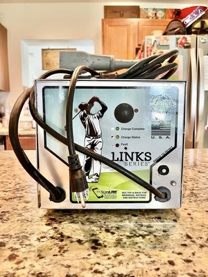 Cargador de batería para carro de golf Lester Links serie 48V modelo 28100 - enchufe triangular Foto 1 de 4