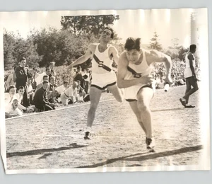 Track Captain CLYDE JEFFREY Starts Last Lap of Relay STANFORD 1940 Press Photo - Picture 1 of 2