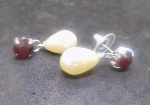 Vintage rote Strass und Kunstperlen Ohrhänger 1 1/8" hoch (524) - Bild 1 von 2