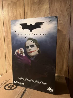 The Joker DC Direct Deluxe Escala 1:6 Caballero Oscuro Coleccionista Figura Libro Mayor NUEVO Foto 1 de 3