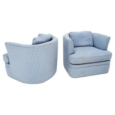 Par de sillas giratorias vintage con respaldo de barril MCM tapizadas azules y blancas Foto 1 de 4