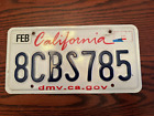 Plaque d'immatriculation californienne 8CBS785 rouge blanc bleu années 2000 Cali CA USA authentique
