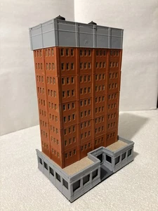 Construido MODELO ESCALA N EDIFICIO CIUDAD GRAN ALTURA 12.5" Alto Parcialmente Pintado Detalles - Imagen 1 de 14