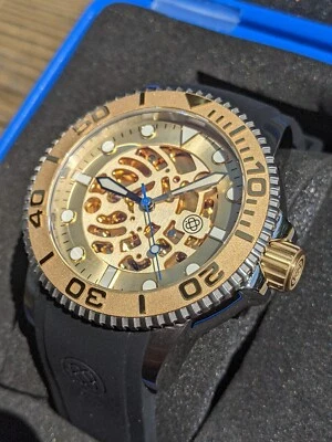 BISEL DORADO BUZO ESQUELETO AUTOMÁTICO AZUL PROFUNDO 44 MM - ESFERA ESQUELETO DORADA Foto 1 de 4