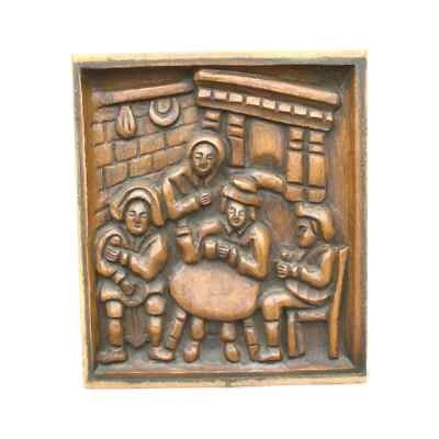 Antiguo panel tallado en madera hombres en pub bebiendo estilo Breughel famoso pintor pared Foto 1 de 4