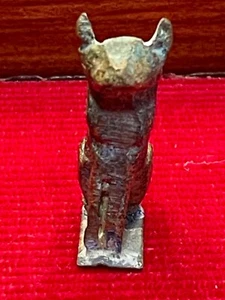 Ancient Egyptian Bronze Cat – Bastet Votive Figurine – 11.36g – c.600–30BC - Picture 1 of 6