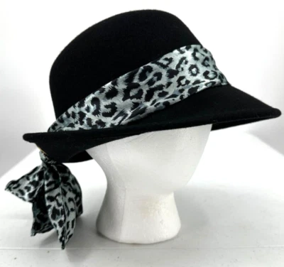 Chapéu Adora feminino cetim estampa animal acabamento cloche tamanho único preto 100% lã - Imagem 1 de 4