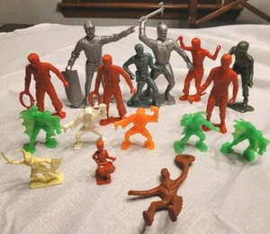 Plastic Toy Soldiers Monsters Knights Marx Kellogg's Space Figures Vintage - Picture 1 of 9